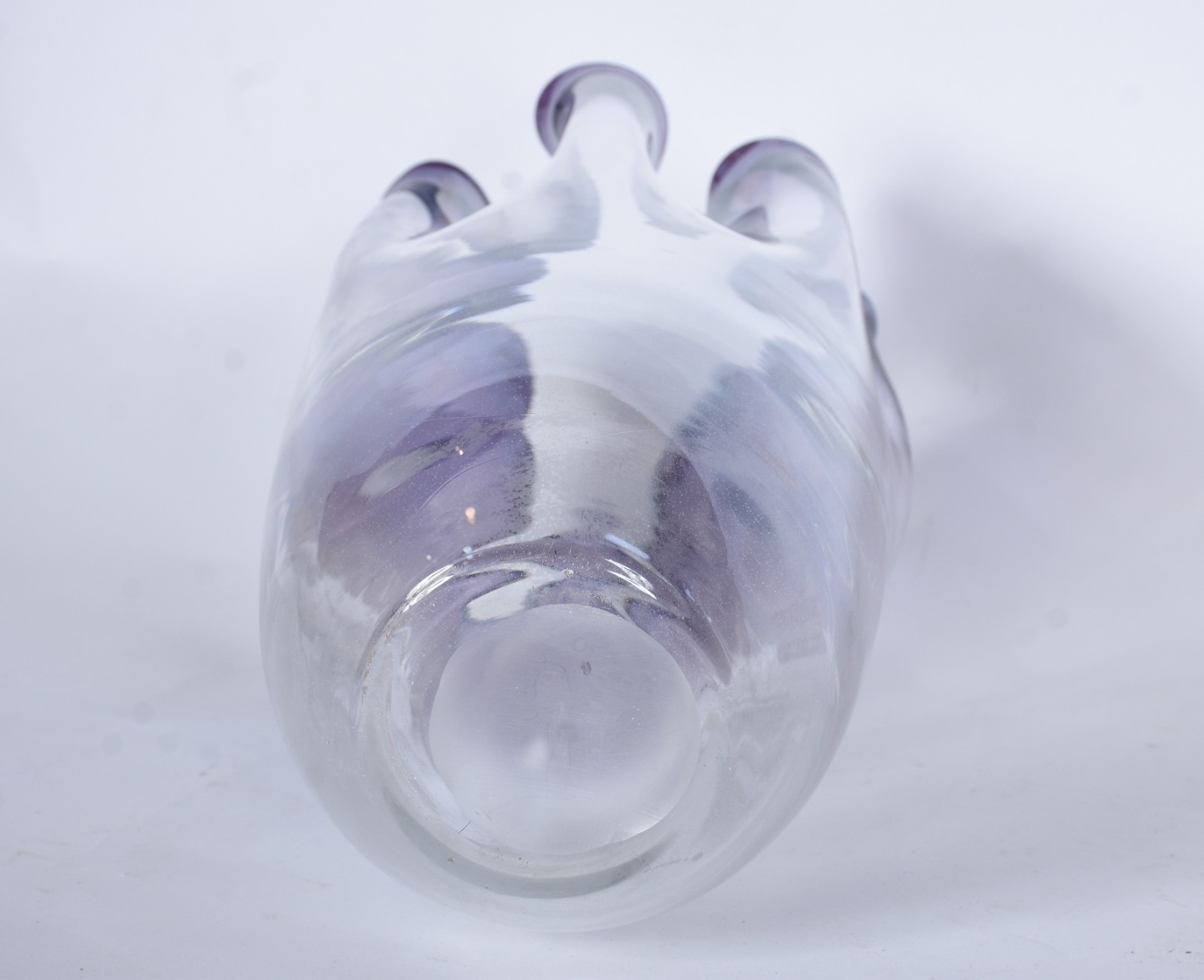 Vaso decorativo de cristal lilás degradé, borda em gomos feitio... - foto 4 de 4