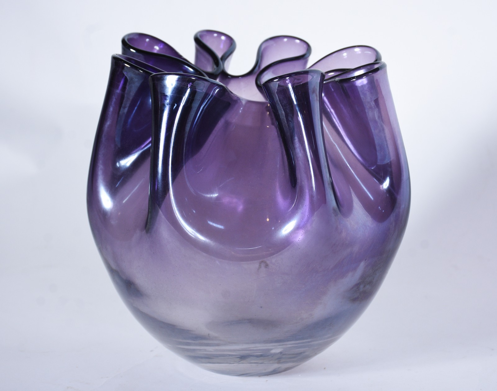 Vaso de cristal na cor lilás, borda feitio babado. - foto 1 de 5