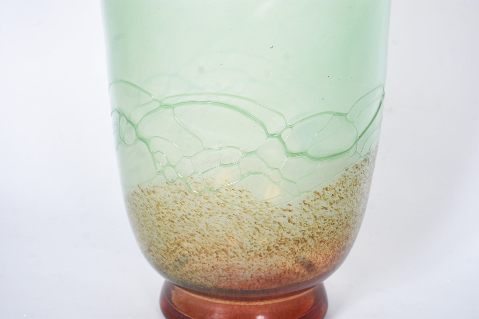 Vaso de murano degrade âmbar/verde com trabalhos em relevo. - foto 2 de 4