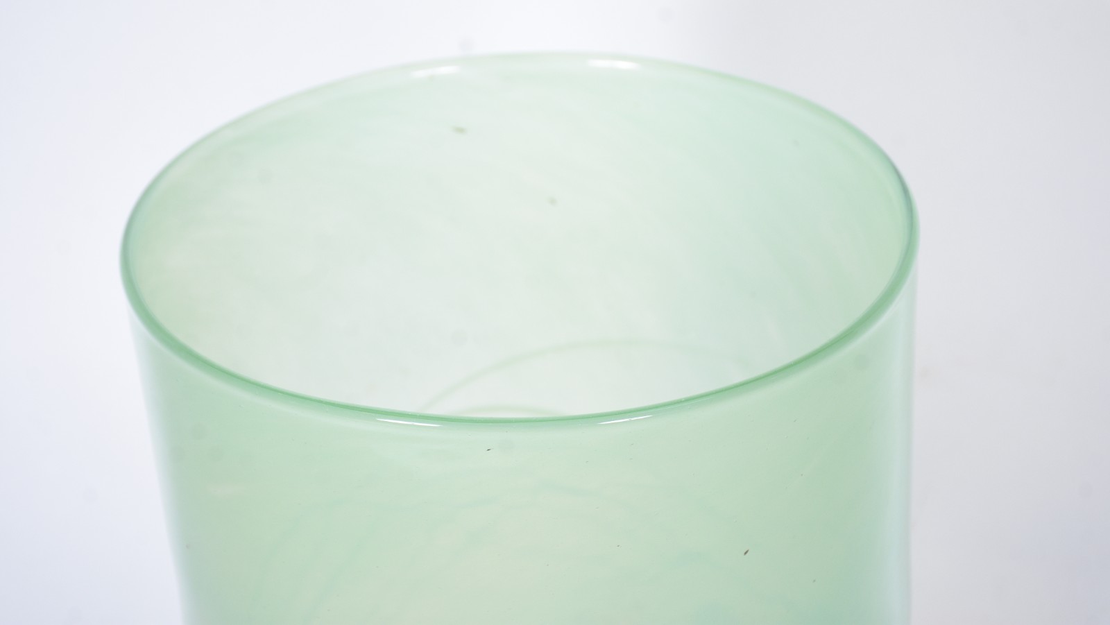 Vaso de murano degrade âmbar/verde com trabalhos em relevo. - foto 3 de 4