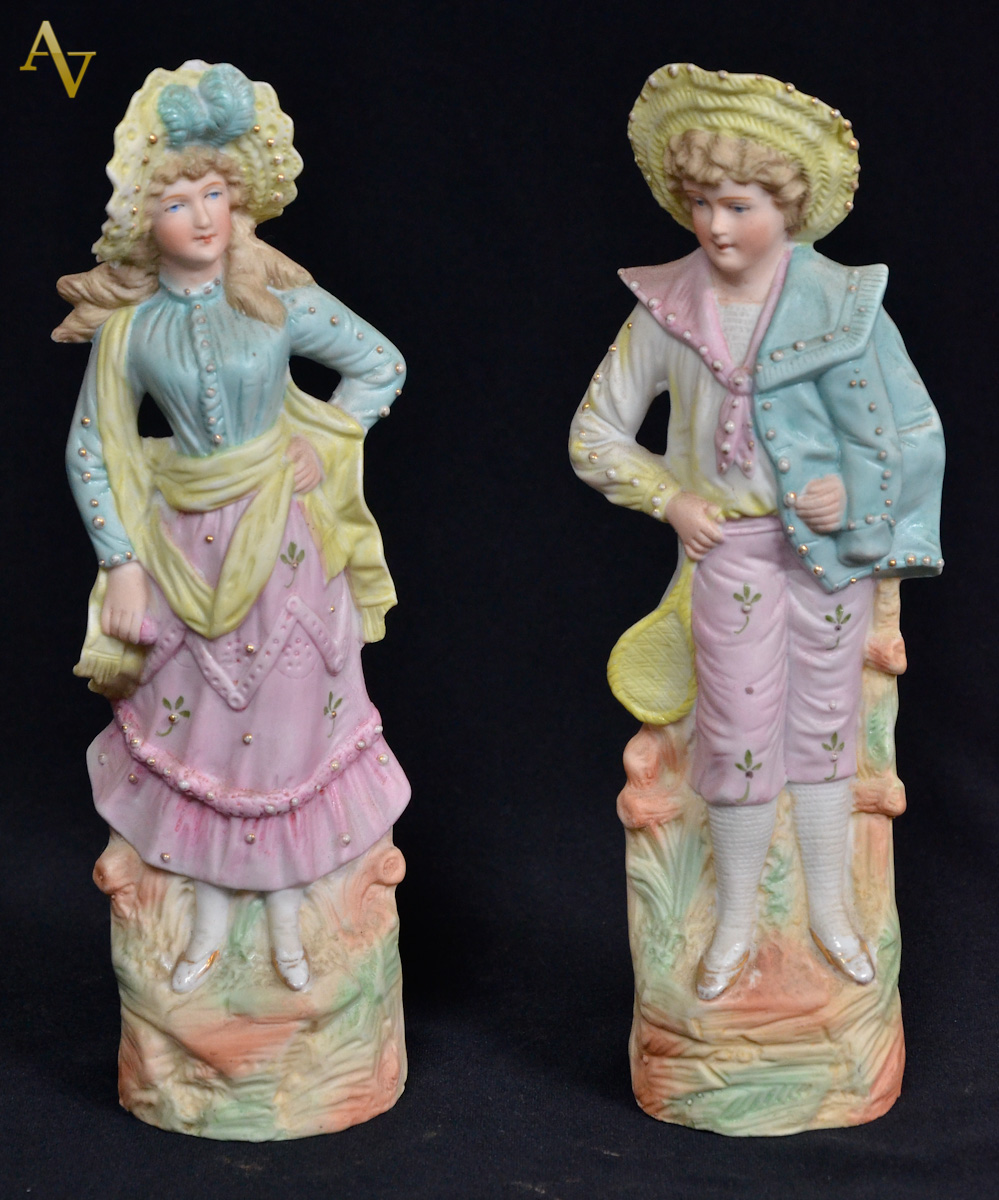 Par de figuras biscuit policromado numerado. Alt. 23 cm.