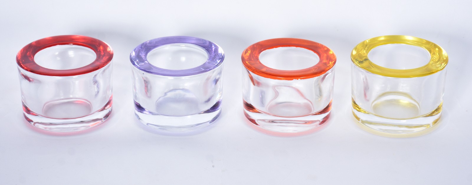 Quatro castiçais baixos de demi cristal com bordas coloridas. - foto 1 de 4