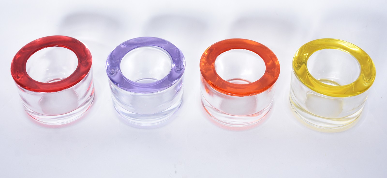 Quatro castiçais baixos de demi cristal com bordas coloridas. - foto 2 de 4