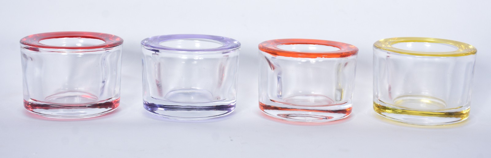 Quatro castiçais baixos de demi cristal com bordas coloridas. - foto 3 de 4