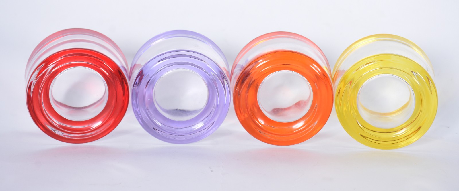 Quatro castiçais baixos de demi cristal com bordas coloridas. - foto 4 de 4