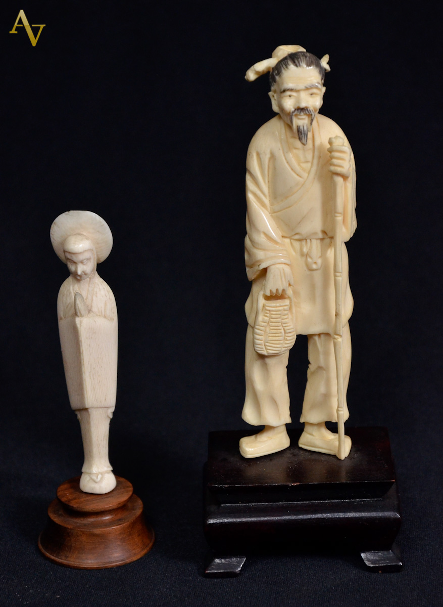 Duas estatuetas de marfim sendo Camponesa e santa c/ base de madeira...