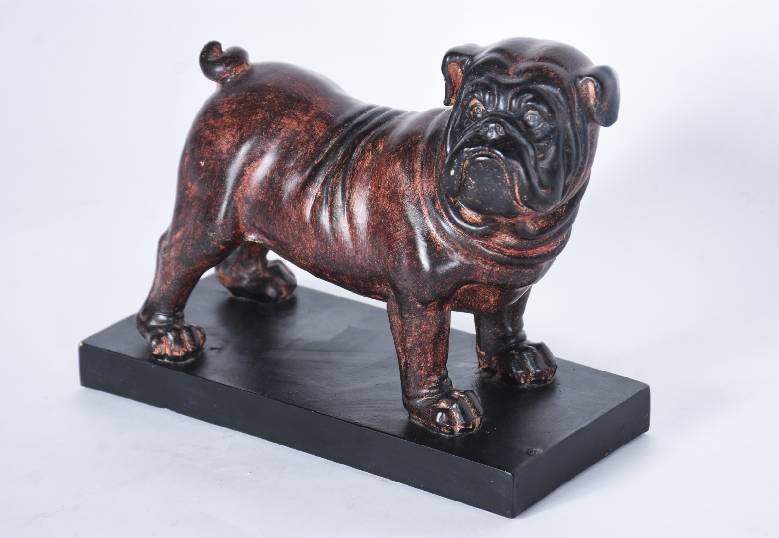 Escultura de resina representando cachorro "buldogue". - foto 1 de 6
