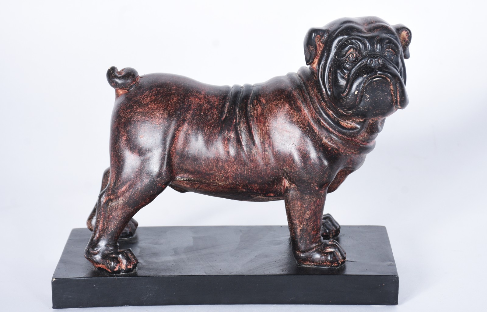 Escultura de resina representando cachorro "buldogue". - foto 2 de 6