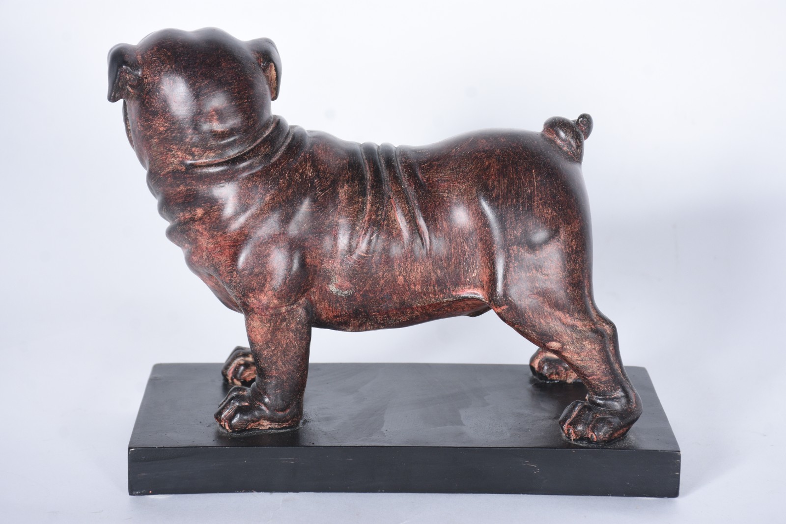Escultura de resina representando cachorro "buldogue". - foto 4 de 6
