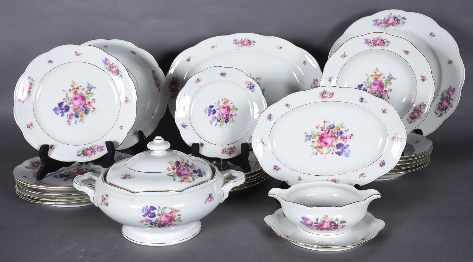 Serviço de jantar de porcelana polonesa na cor branca com flores em... - foto 1 de 10