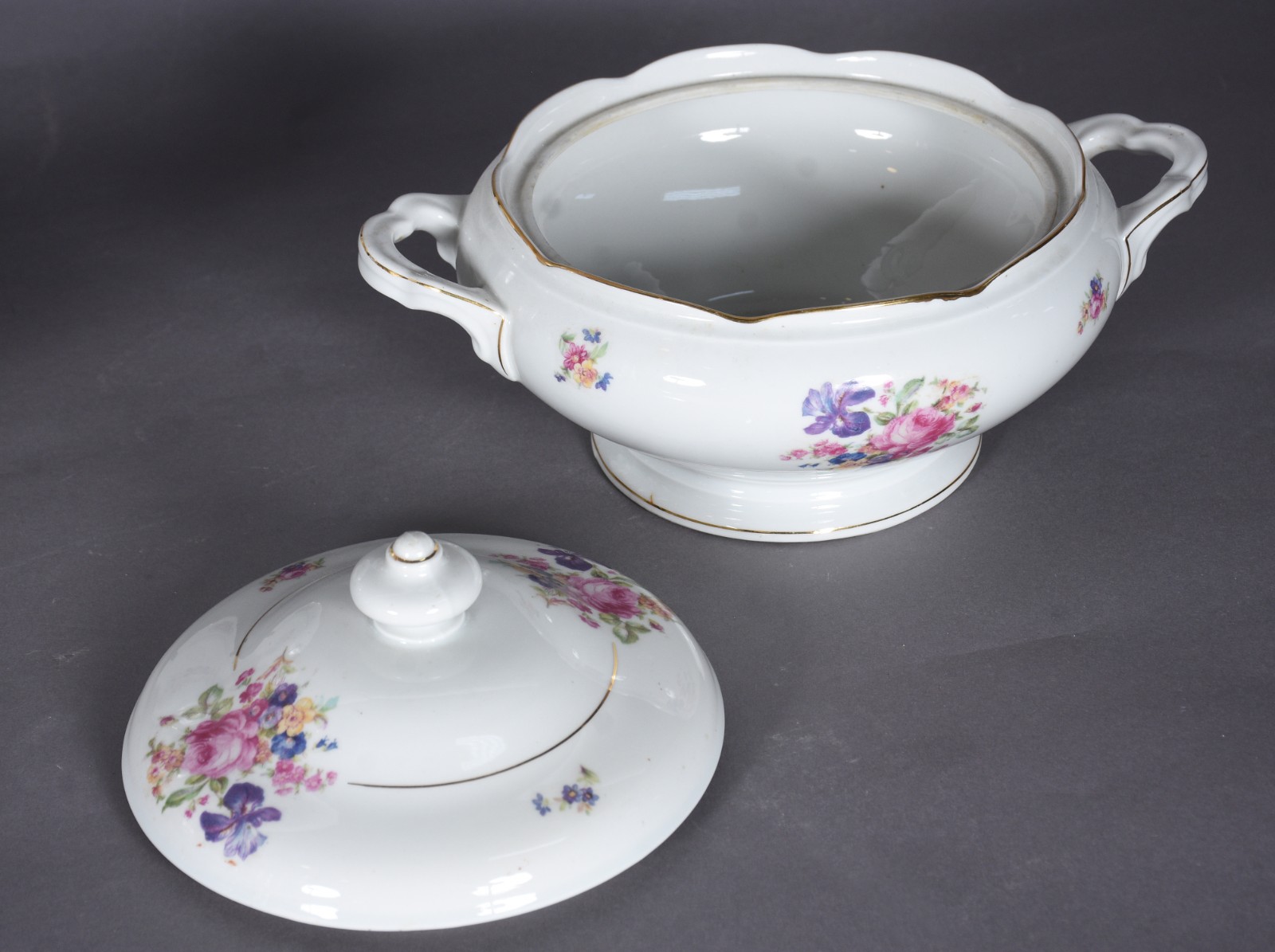 Serviço de jantar de porcelana polonesa na cor branca com flores em... - foto 5 de 10