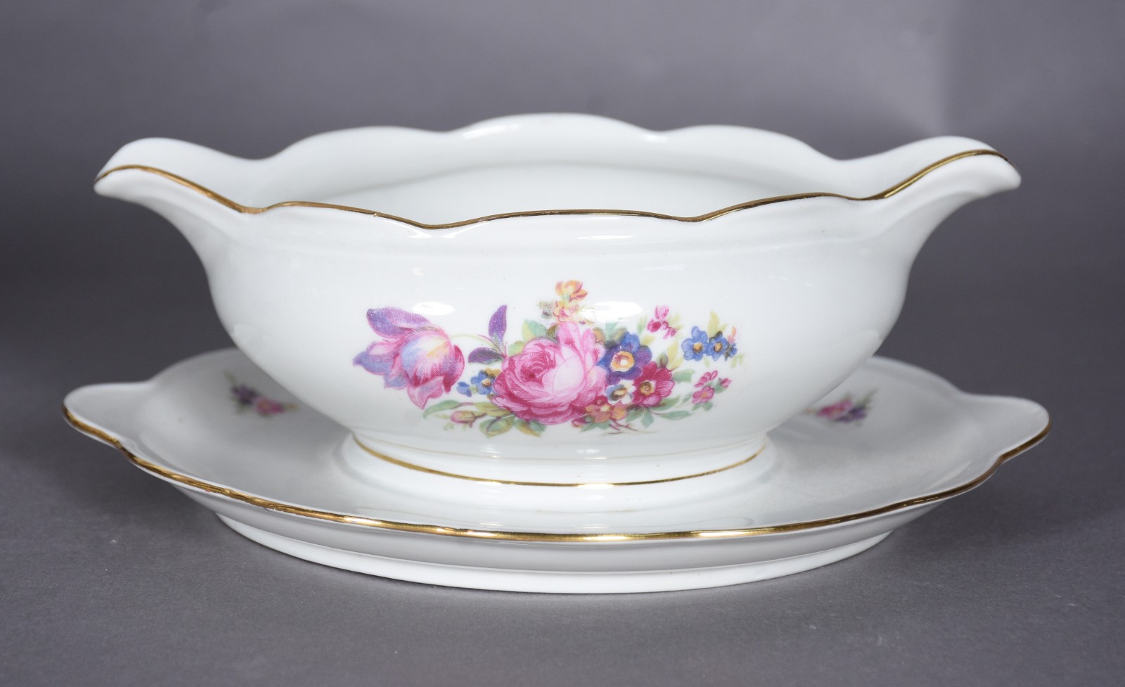 Serviço de jantar de porcelana polonesa na cor branca com flores em... - foto 6 de 10
