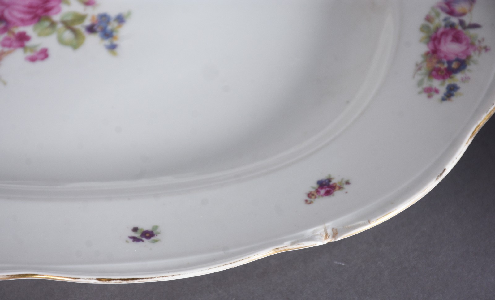 Serviço de jantar de porcelana polonesa na cor branca com flores em... - foto 10 de 10