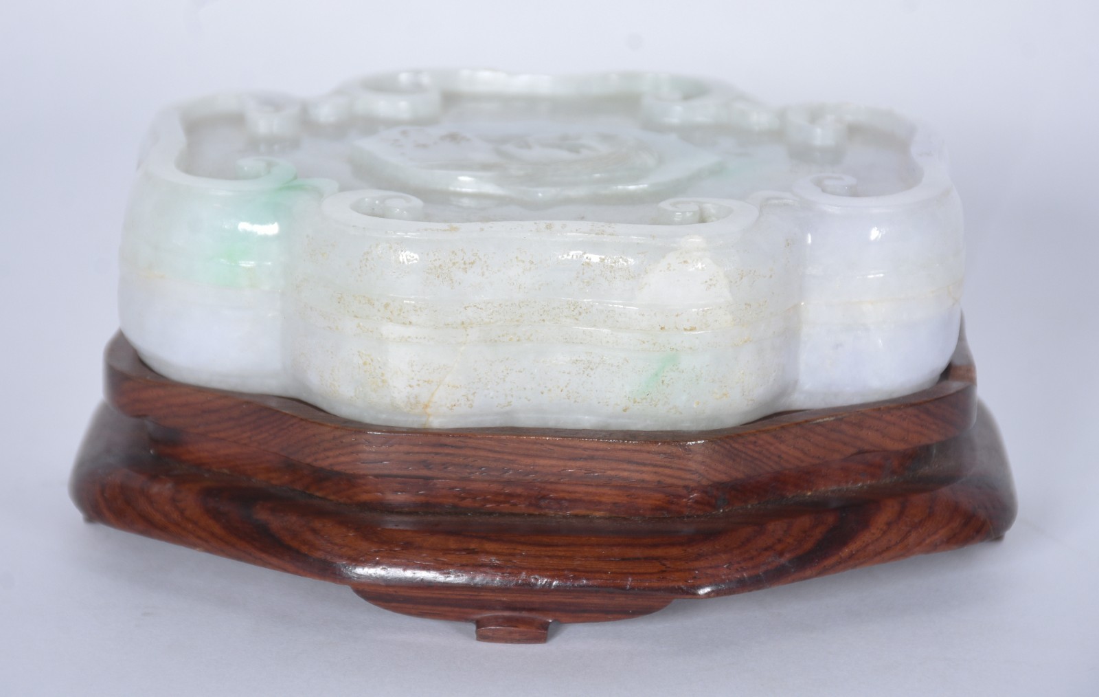 Caixa de jade com borda recortada, decorada com figura feminina em... - foto 2 de 6