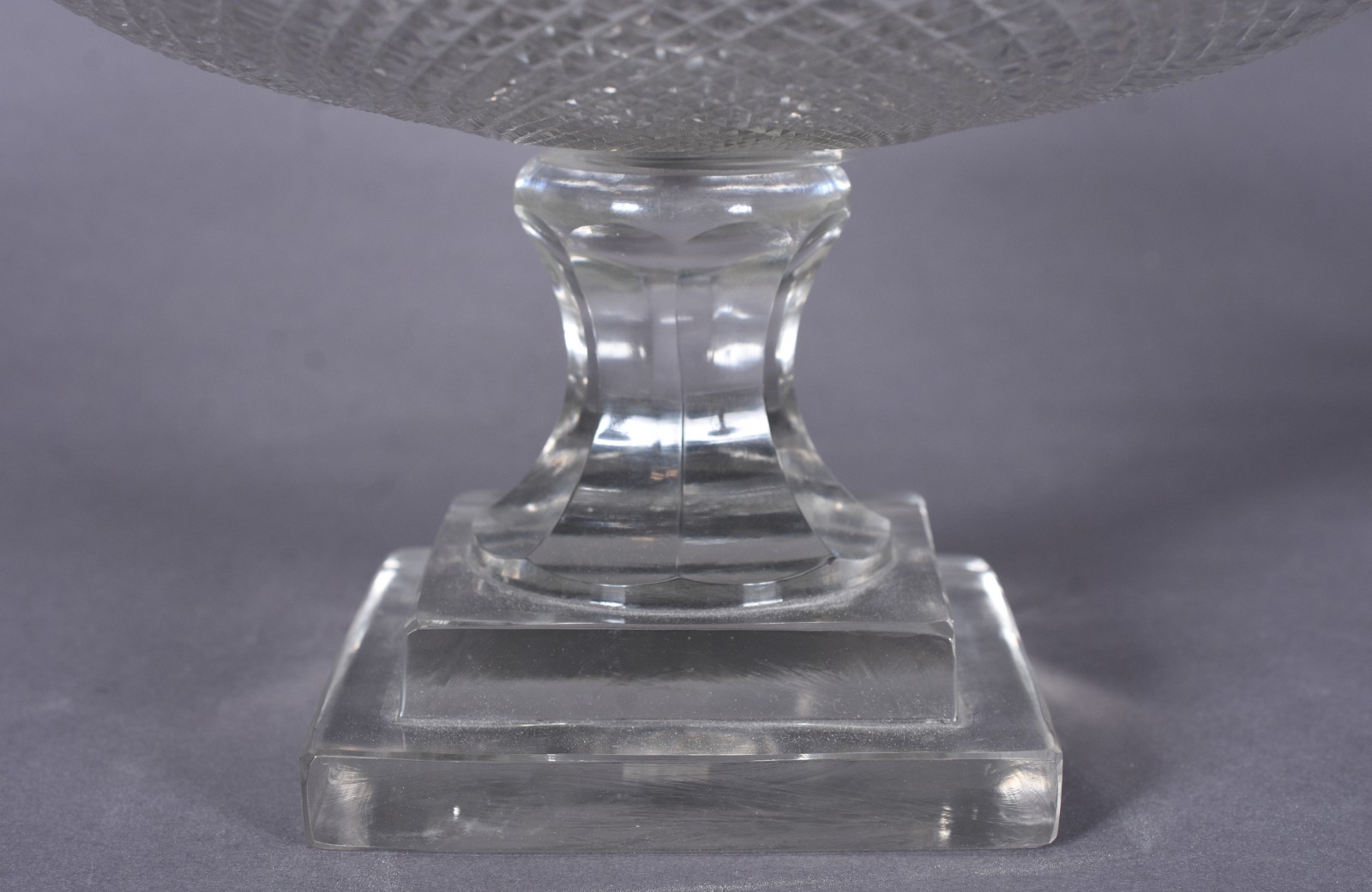 Fruteira de cristal lapidação bico de jaca, base quadrangular. - foto 4 de 7