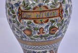 Antigo vaso em ceramica Liandong, decorado com ... - Antigo vaso em ceramica Liandong, decorado com desenhos em alto relevo de flores, medindo 38 cm (marcado na base).