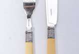 Elegante faqueiro ingles para peixe de silver p... - Elegante faqueiro ingles para peixe de silver plated com cabos de marfim composto de 36 peças, sendo 18 garfos e 18 facas. No estojo.
