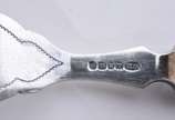 Elegante faqueiro ingles para peixe de silver p... - Elegante faqueiro ingles para peixe de silver plated com cabos de marfim composto de 36 peças, sendo 18 garfos e 18 facas. No estojo.