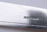 Elegante faqueiro ingles para peixe de silver p... - Elegante faqueiro ingles para peixe de silver plated com cabos de marfim composto de 36 peças, sendo 18 garfos e 18 facas. No estojo.