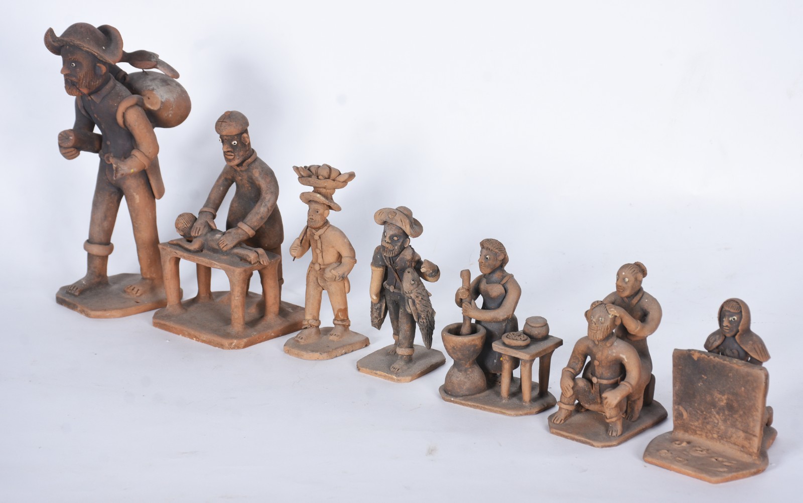 Arte Popular - Sete esculturas de barro cozido, assinados. - foto 1 de 10