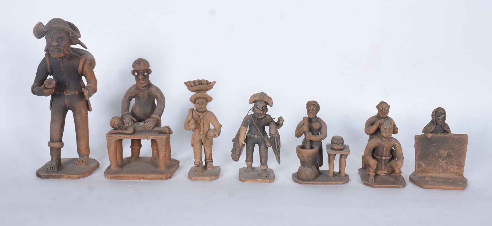 Arte Popular - Sete esculturas de barro cozido, assinados. - foto 2 de 10