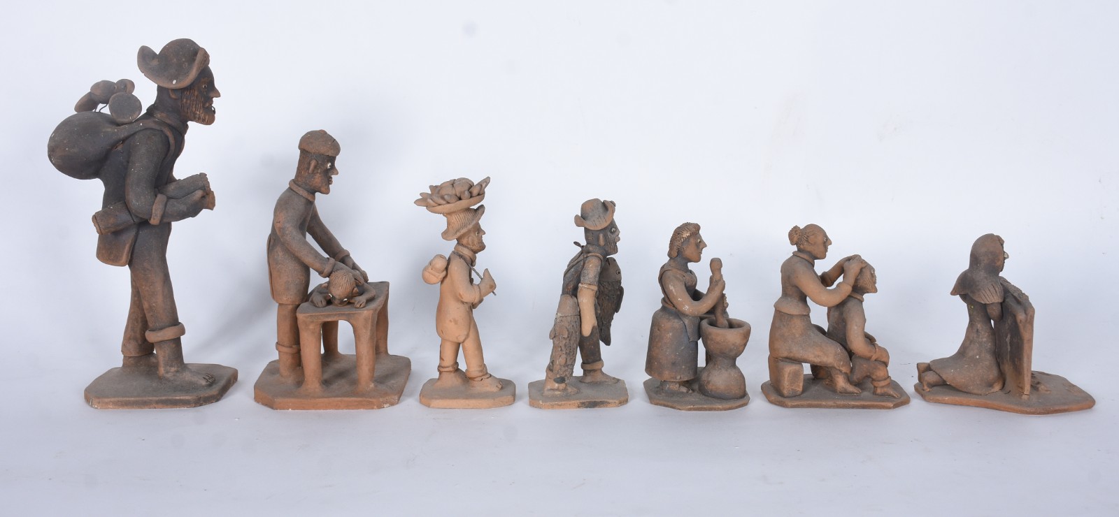 Arte Popular - Sete esculturas de barro cozido, assinados. - foto 3 de 10