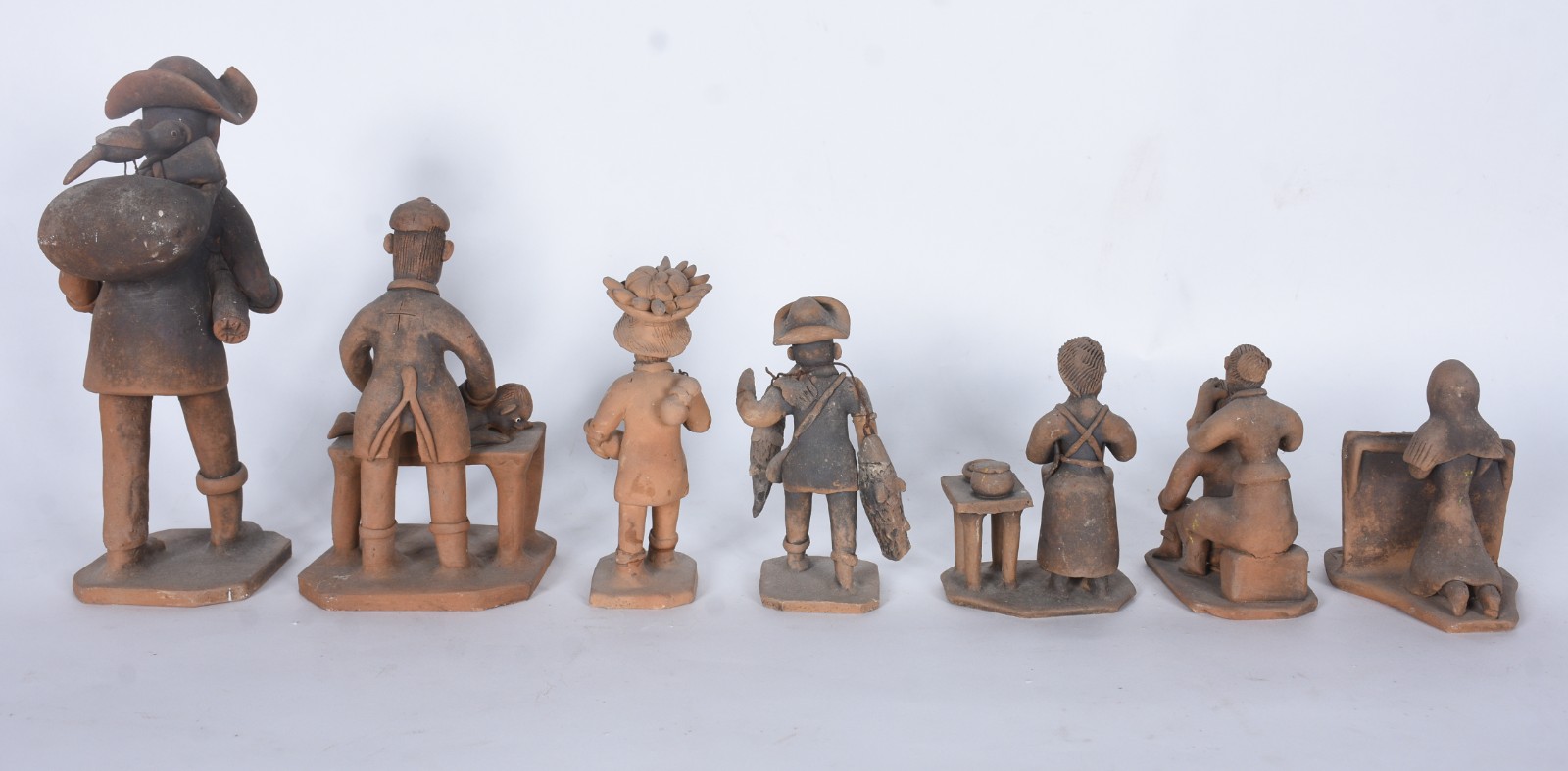 Arte Popular - Sete esculturas de barro cozido, assinados. - foto 4 de 10
