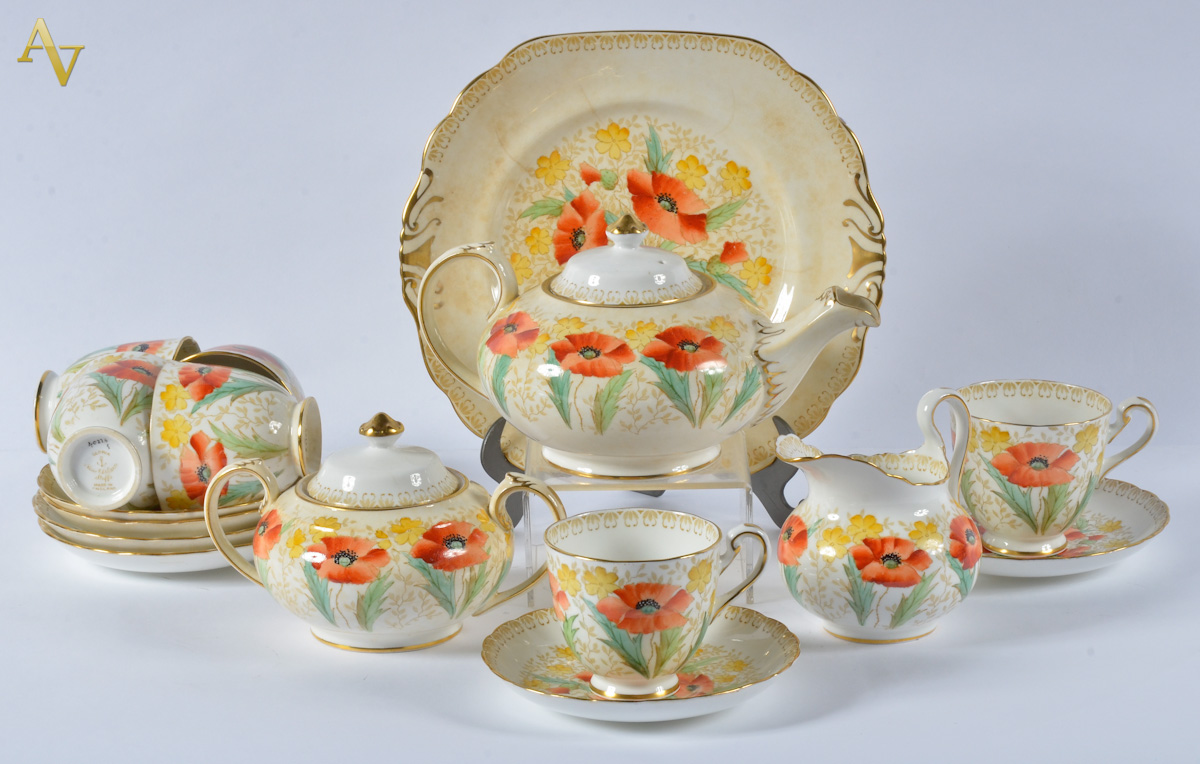 Diversas peças, sendo: Serviço de chá de porcelana inglesa contendo... - foto 1 de 2