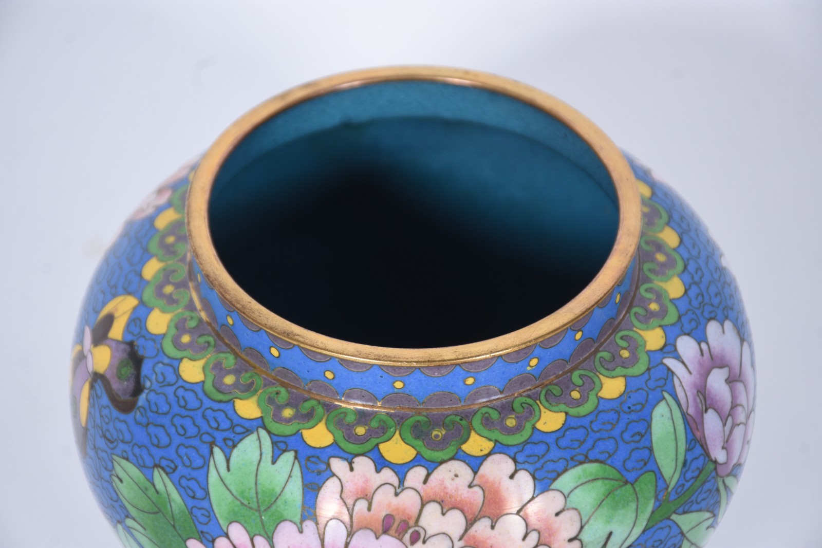 Potiche de cloisoné oriental, fundo azul e flores em policromia. - foto 5 de 7