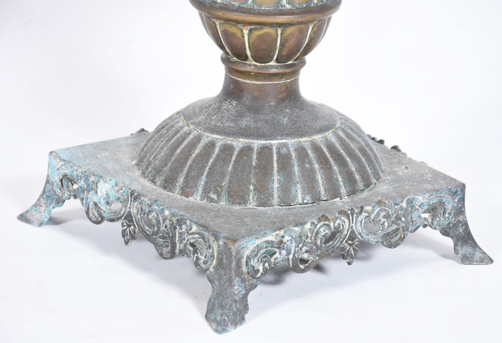 Grande incensário de metal dourado oriental. (base com oxidações). - foto 2 de 9