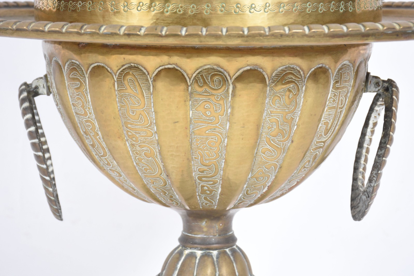 Grande incensário de metal dourado oriental. (base com oxidações). - foto 3 de 9