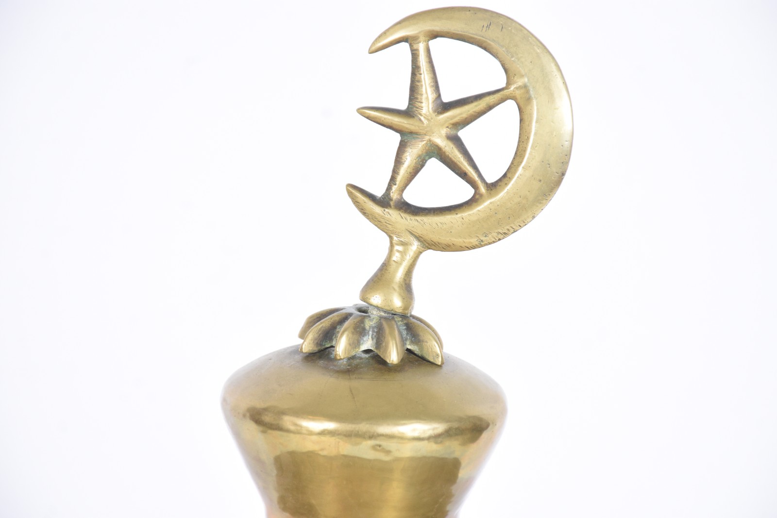 Grande incensário de metal dourado oriental. (base com oxidações). - foto 4 de 9