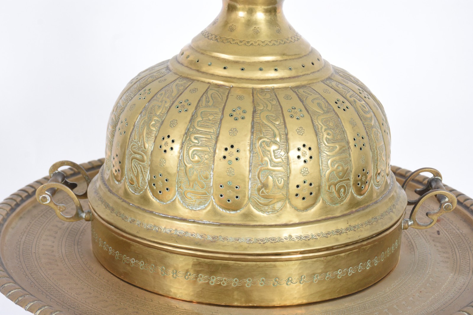 Grande incensário de metal dourado oriental. (base com oxidações). - foto 5 de 9