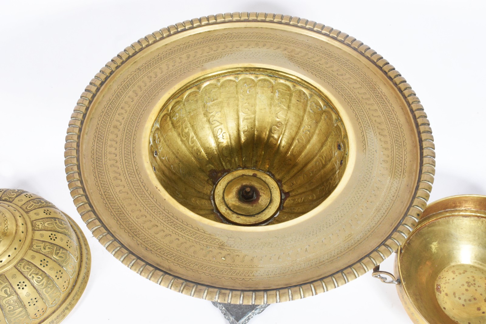 Grande incensário de metal dourado oriental. (base com oxidações). - foto 8 de 9