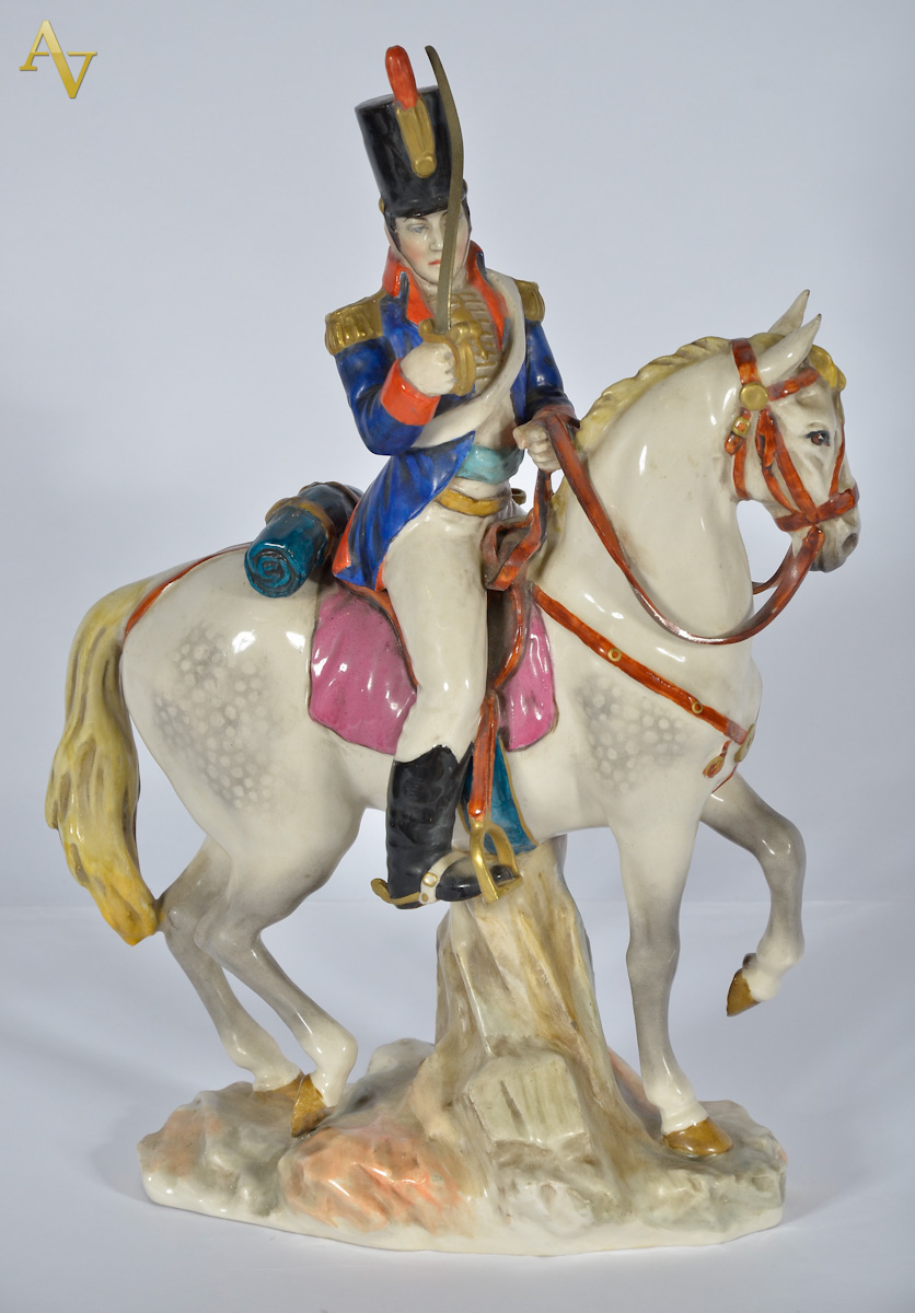 Estatueta de porcelana européia policromada repres. Cavalheiro com...