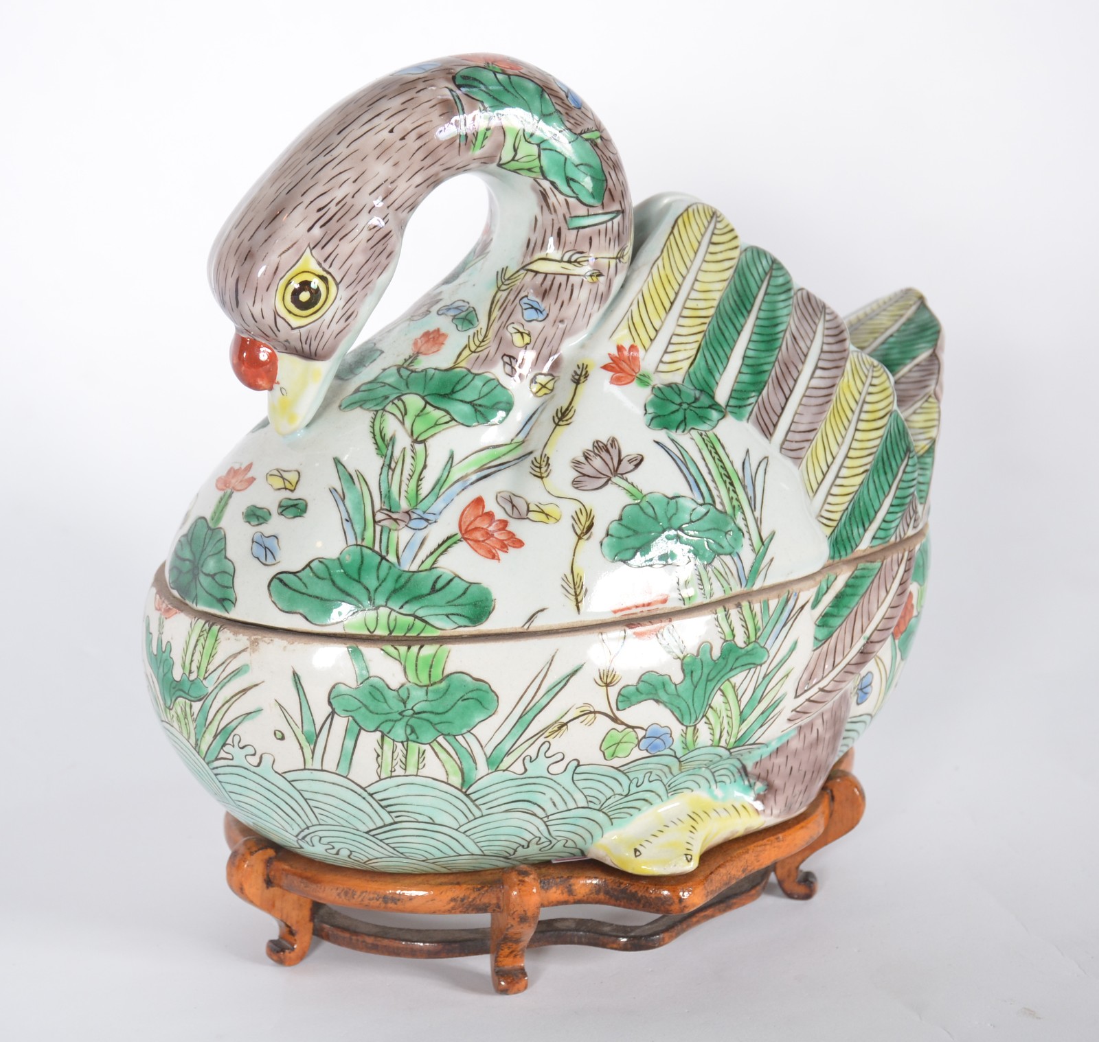 Terrina de porcelana oriental policromada na forma de pato, base de... - foto 1 de 6