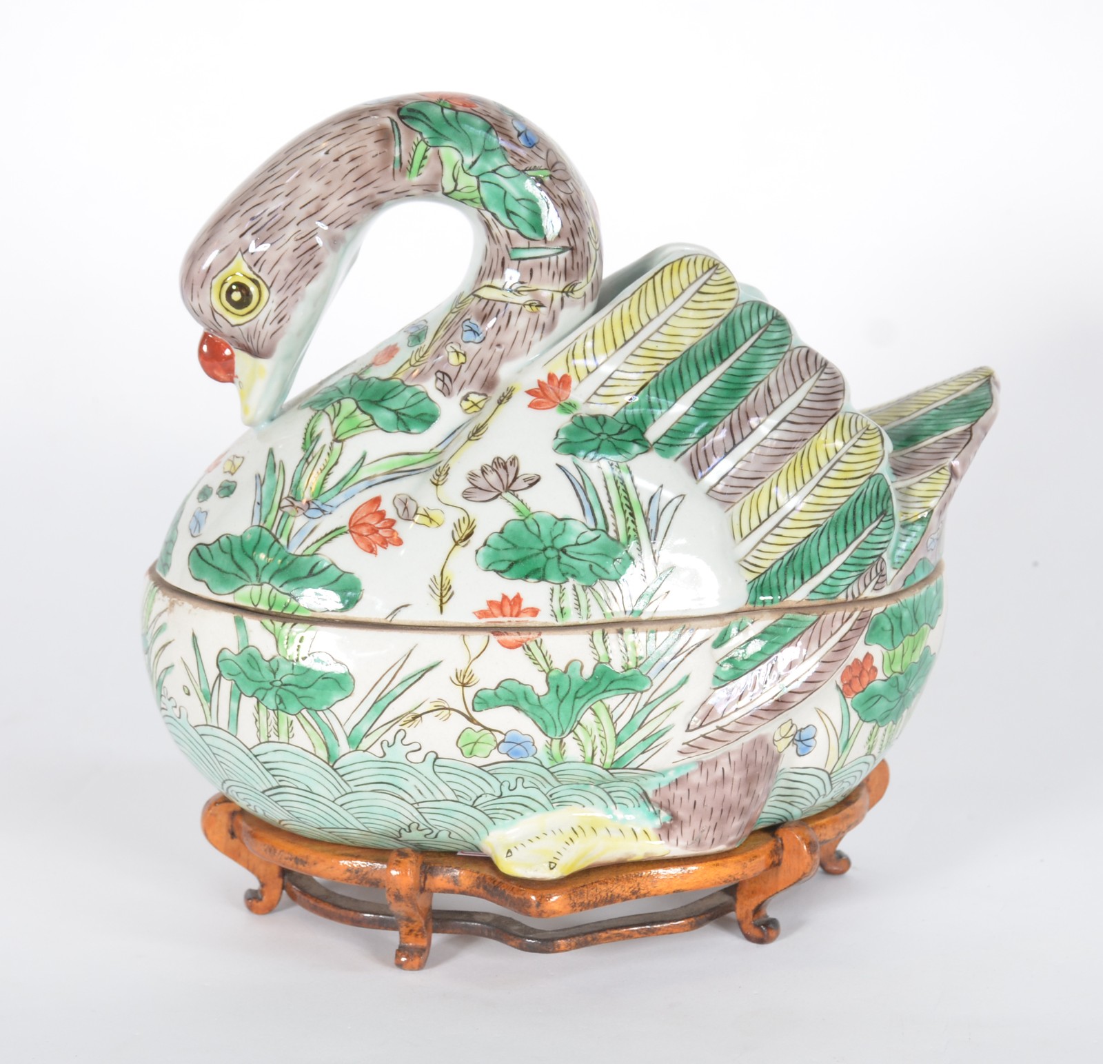 Terrina de porcelana oriental policromada na forma de pato, base de... - foto 2 de 6