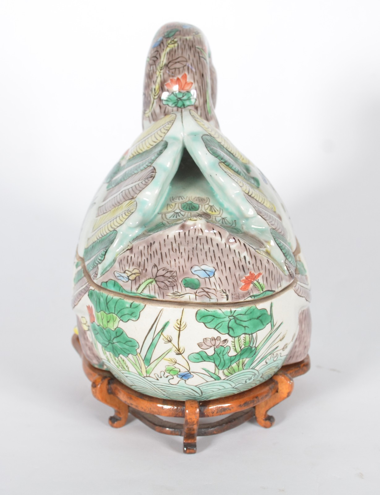 Terrina de porcelana oriental policromada na forma de pato, base de... - foto 4 de 6
