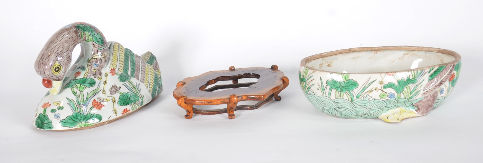 Terrina de porcelana oriental policromada na forma de pato, base de... - foto 5 de 6