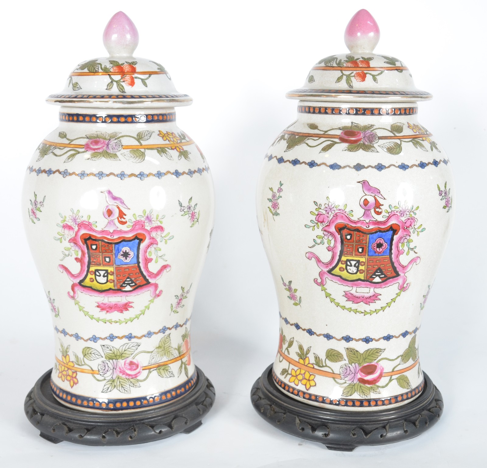 Par de potiches de porcelana chinesa decorados com brasões e... - foto 1 de 11