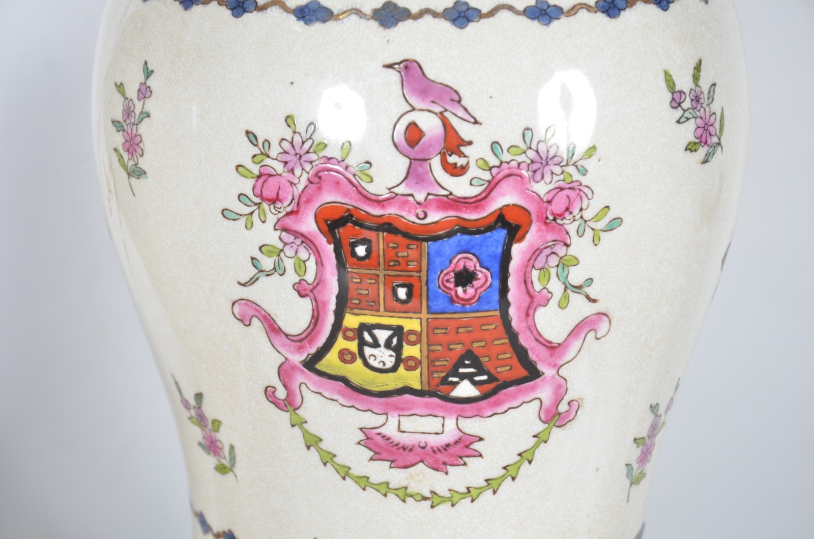 Par de potiches de porcelana chinesa decorados com brasões e... - foto 3 de 11