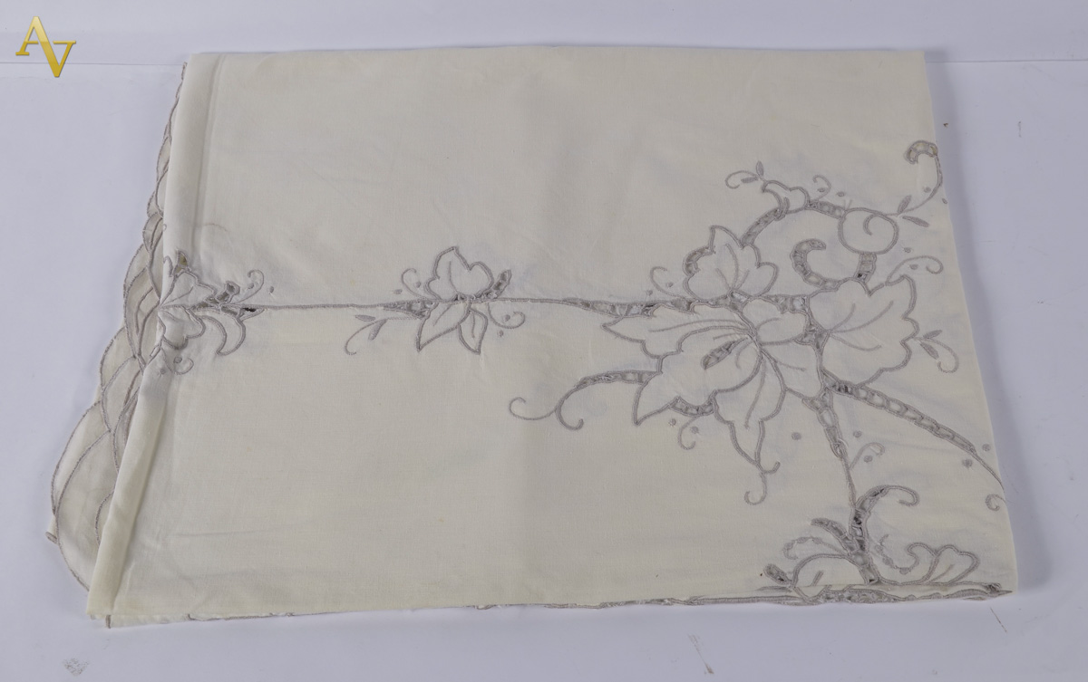 Toalha de mesa em linho na cor marfim com flores. Med. 1.60 x 2.05 m.
