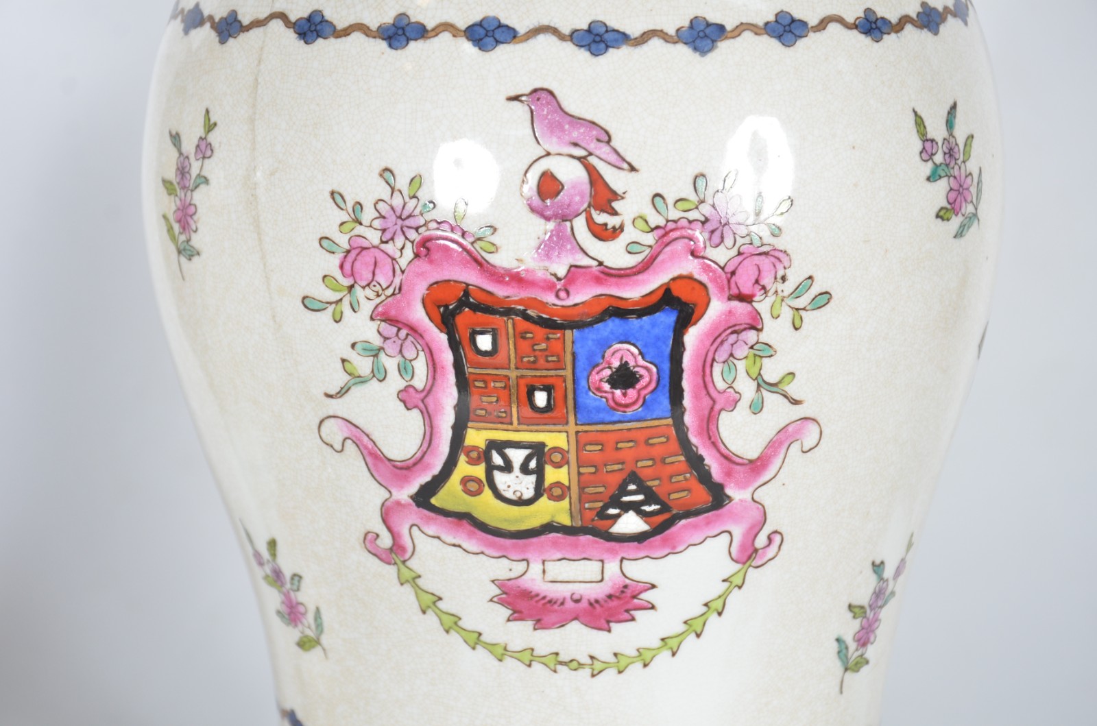 Par de potiches de porcelana chinesa decorados com brasões e... - foto 6 de 11