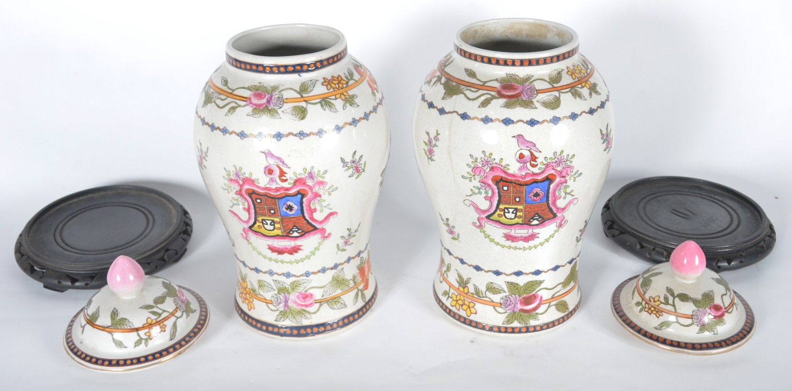 Par de potiches de porcelana chinesa decorados com brasões e... - foto 7 de 11