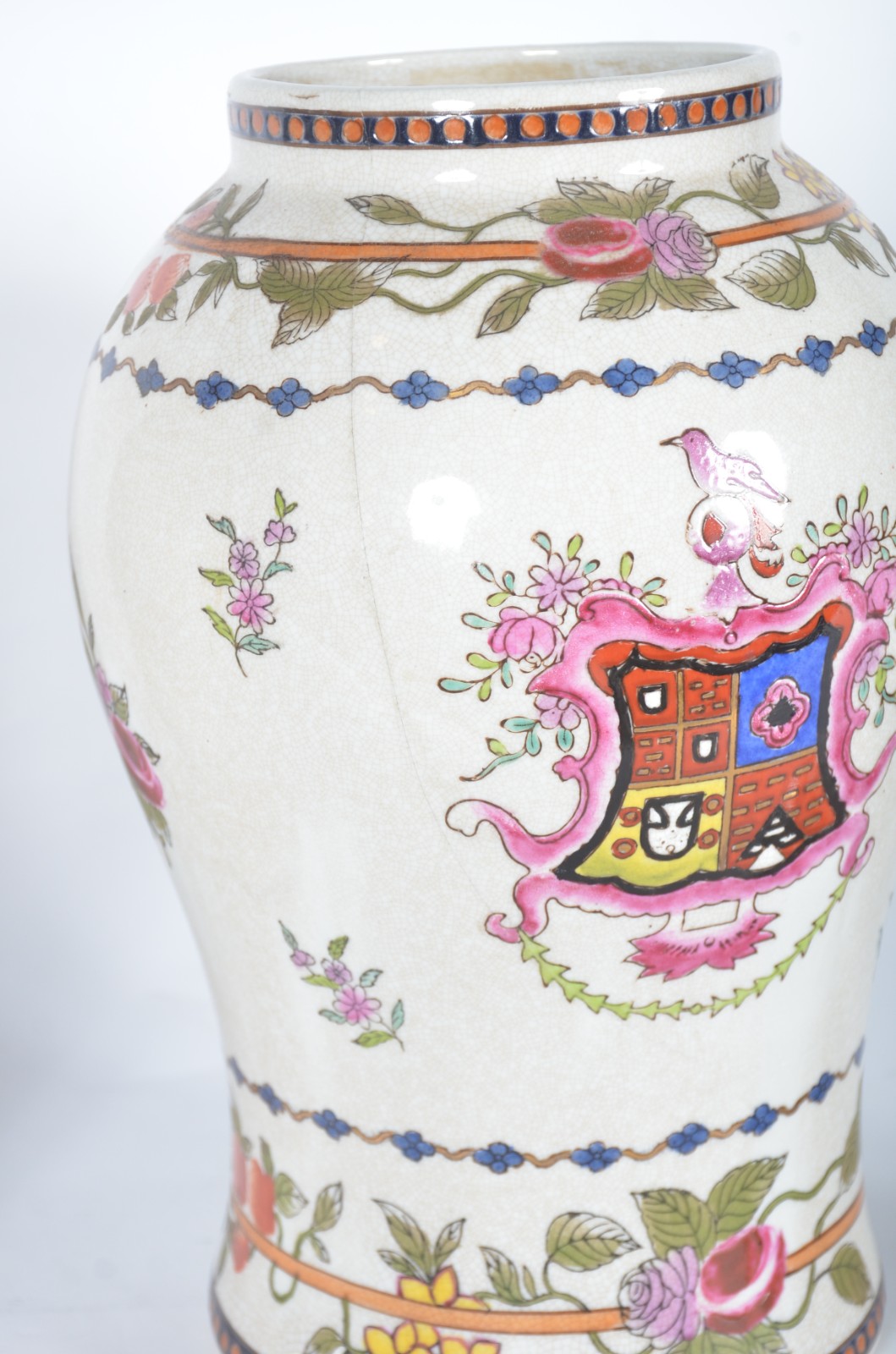 Par de potiches de porcelana chinesa decorados com brasões e... - foto 9 de 11