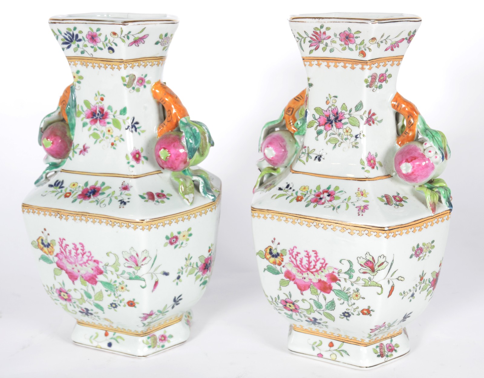 Par de vasos de porcelana oriental pintados a mão com motivos florais... - foto 1 de 10