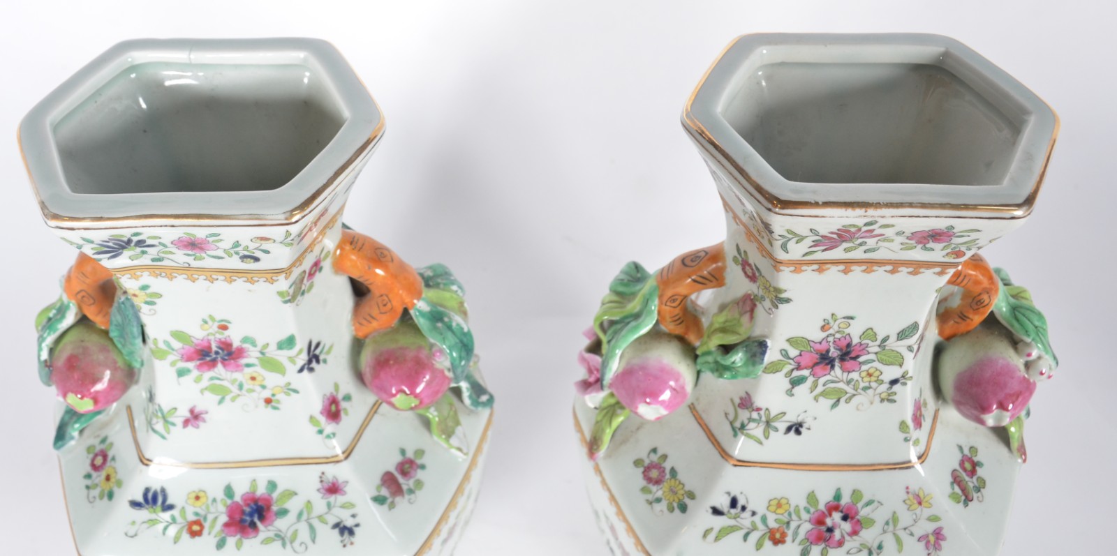 Par de vasos de porcelana oriental pintados a mão com motivos florais... - foto 3 de 10