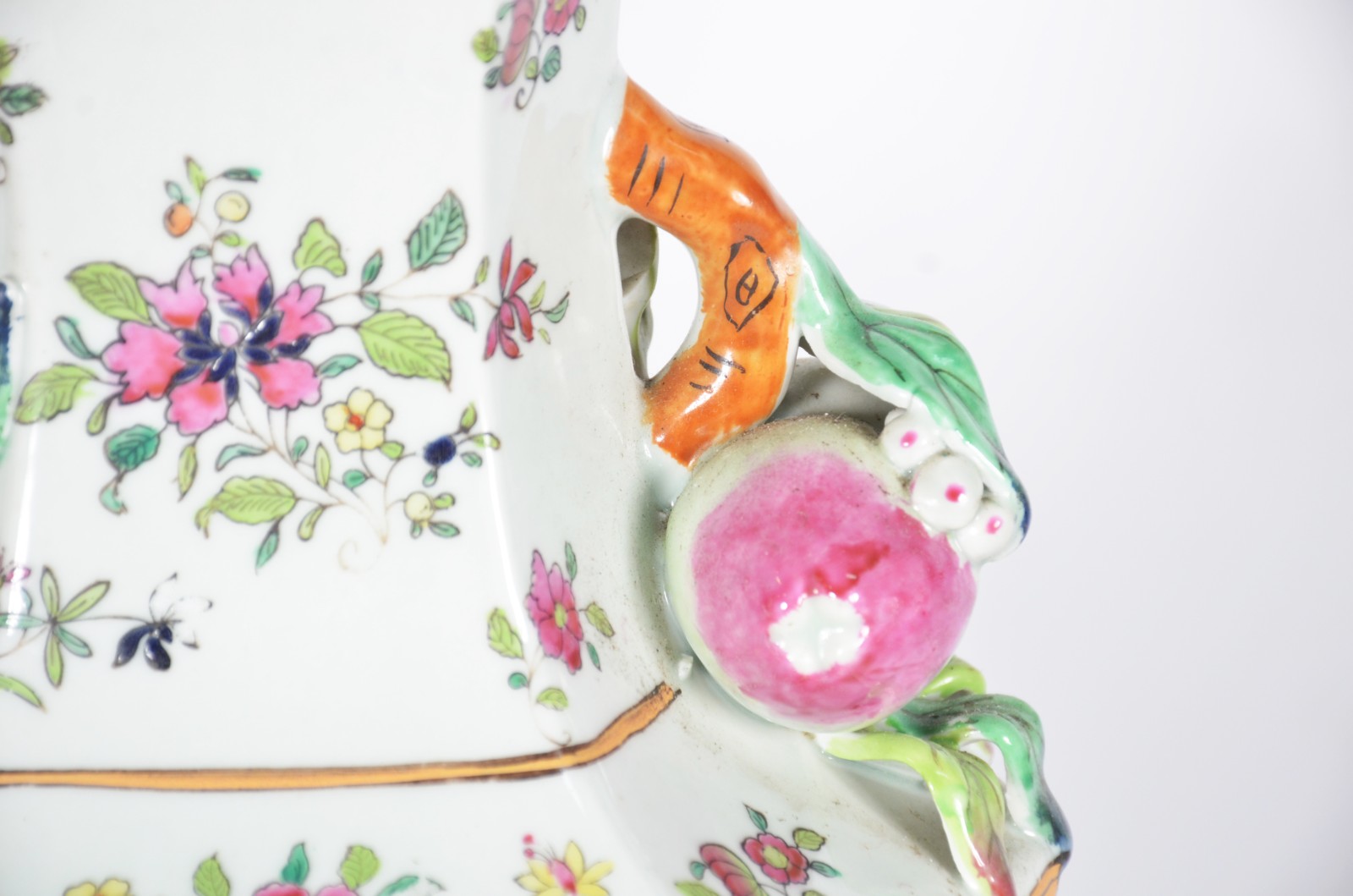 Par de vasos de porcelana oriental pintados a mão com motivos florais... - foto 4 de 10