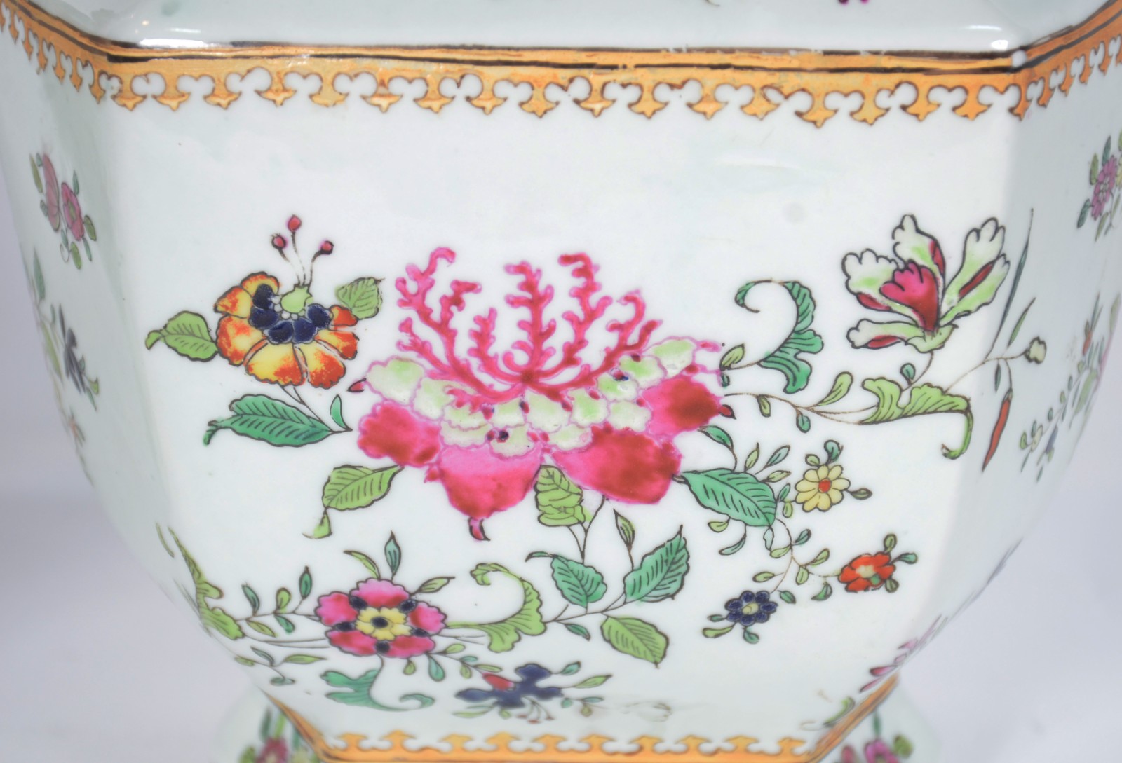 Par de vasos de porcelana oriental pintados a mão com motivos florais... - foto 5 de 10