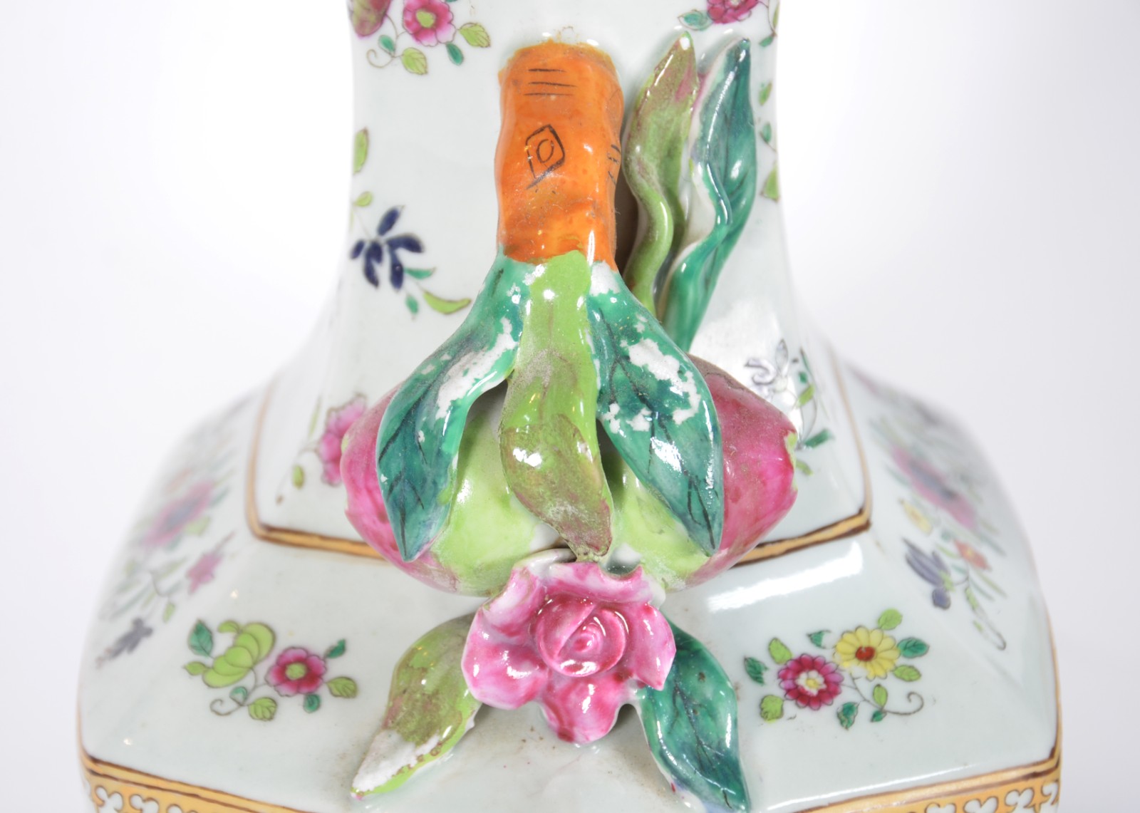 Par de vasos de porcelana oriental pintados a mão com motivos florais... - foto 7 de 10